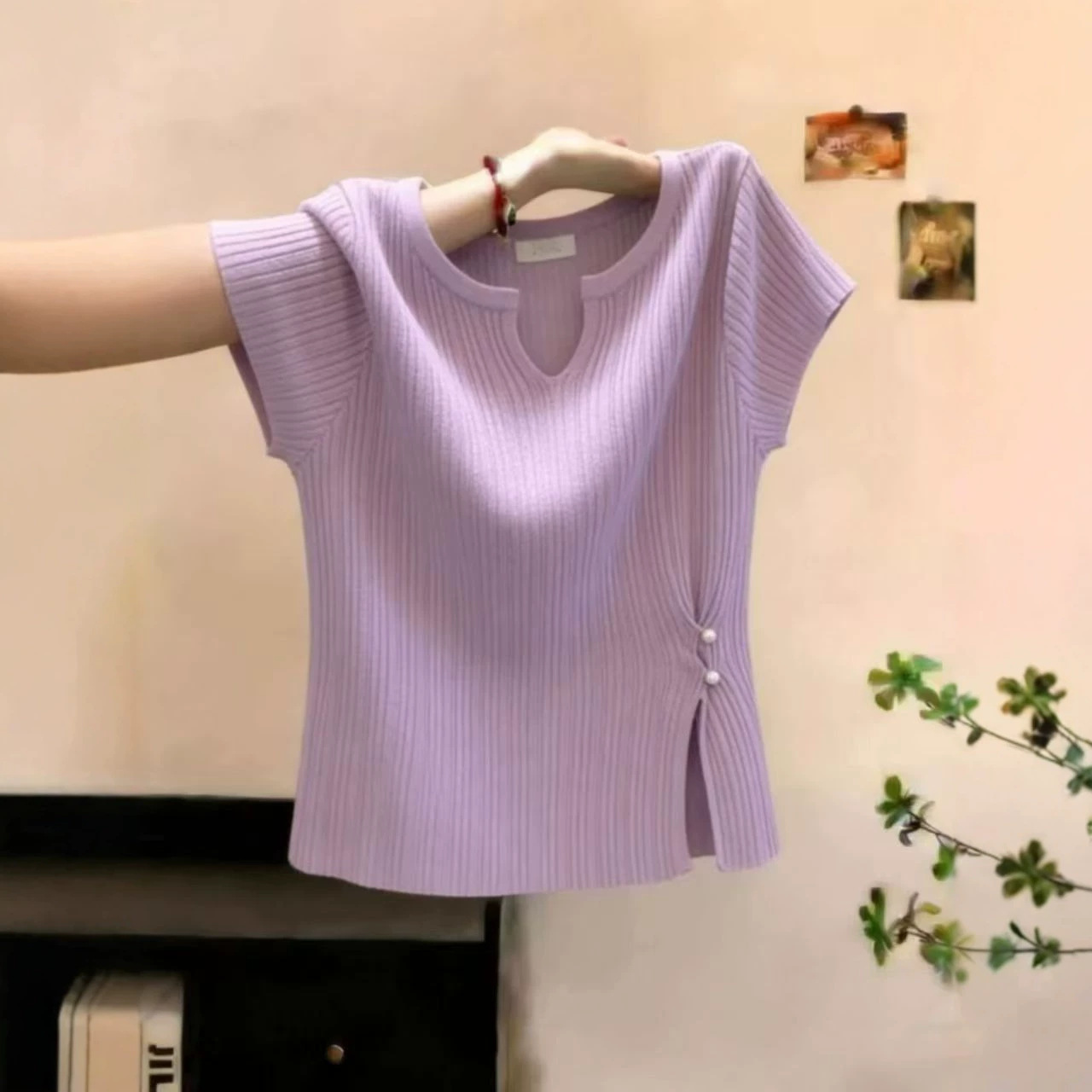 Áo thun nữ cổ tròn tay ngắn cúc ngọc trai dáng ôm — tím hoa cà chi tiết 1