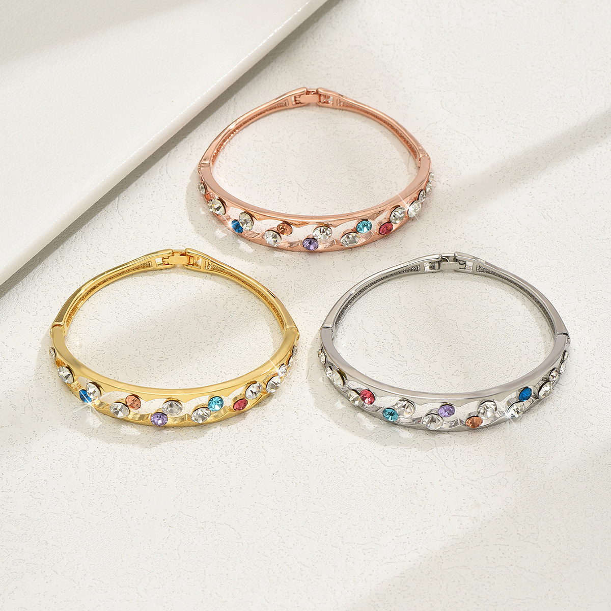 Pequeño libro rojo explosión de diamante completo brazalete de geometría de nicho de diseño universal pulsera ligera de lujo alta sensación de joyas al por mayor