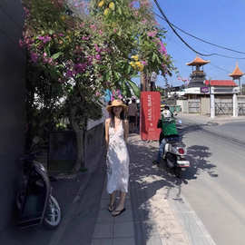 白色波点v领挂脖连衣裙女2025夏季新款法式性感露背气质中长裙子