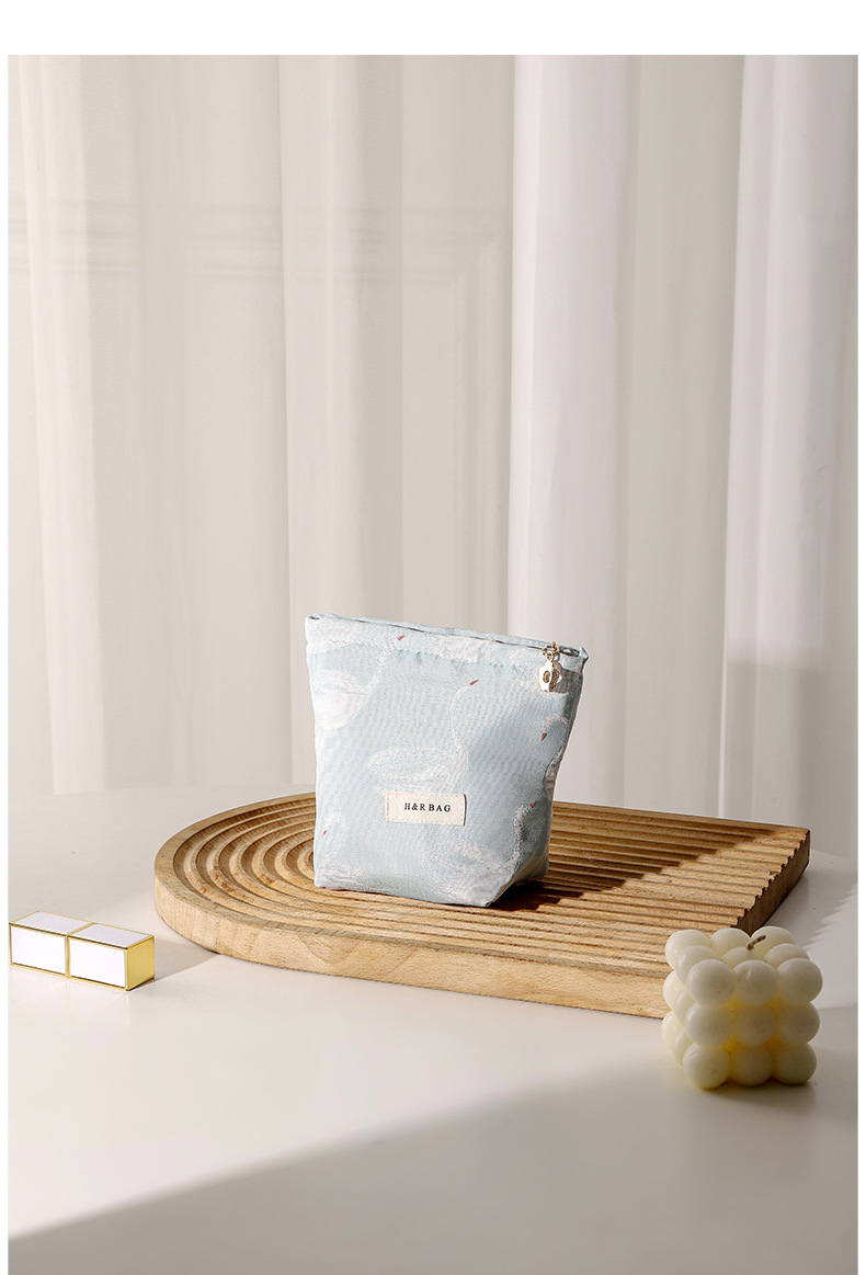 파란색 배경에 백조