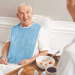 卸売り老人は食事用の防汚成人よだれタオルでポケットを囲んで術後寝たきり患者が食事をして防汚口でポケットを囲んでいる