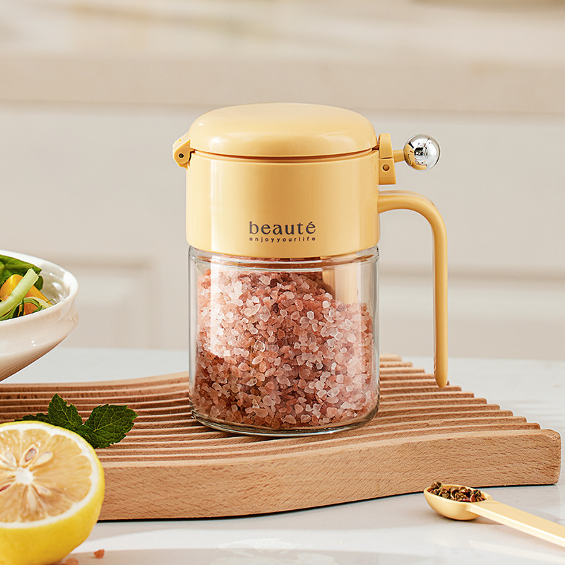 蓋を開けて調味料箱の台所の家庭用塩缶の調味料缶を密封します。|undefined