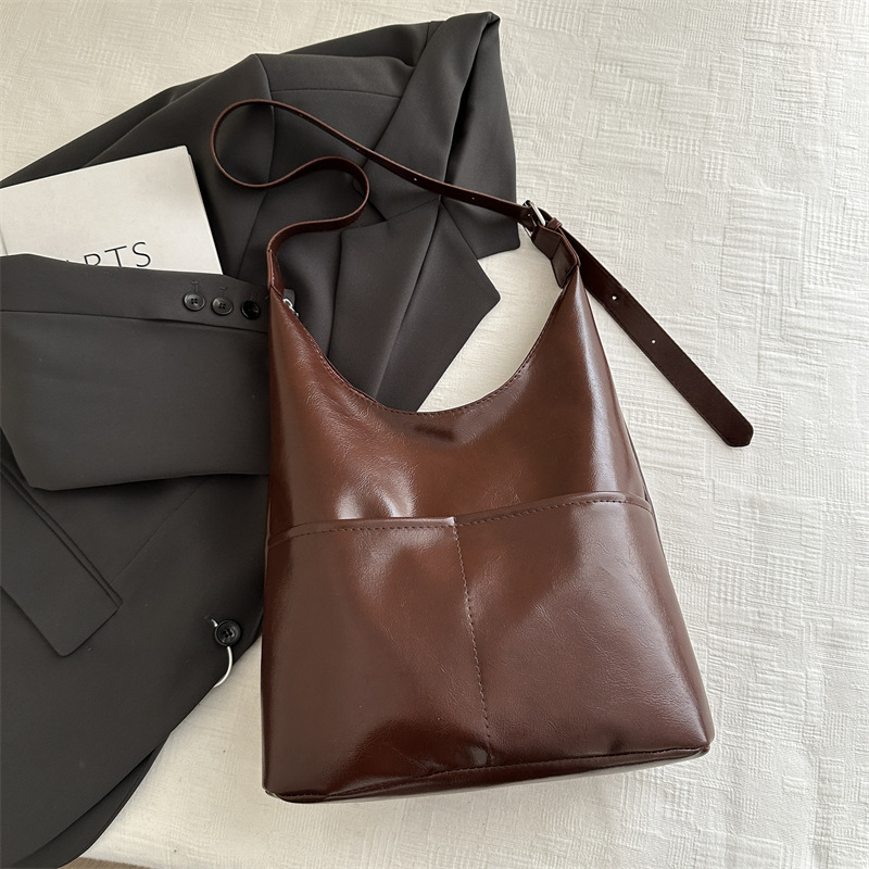 El nuevo diseño de moda de invierno 2024 este año popular bolso de hombro suave bolso de moda personalidad simple bolso de mujer