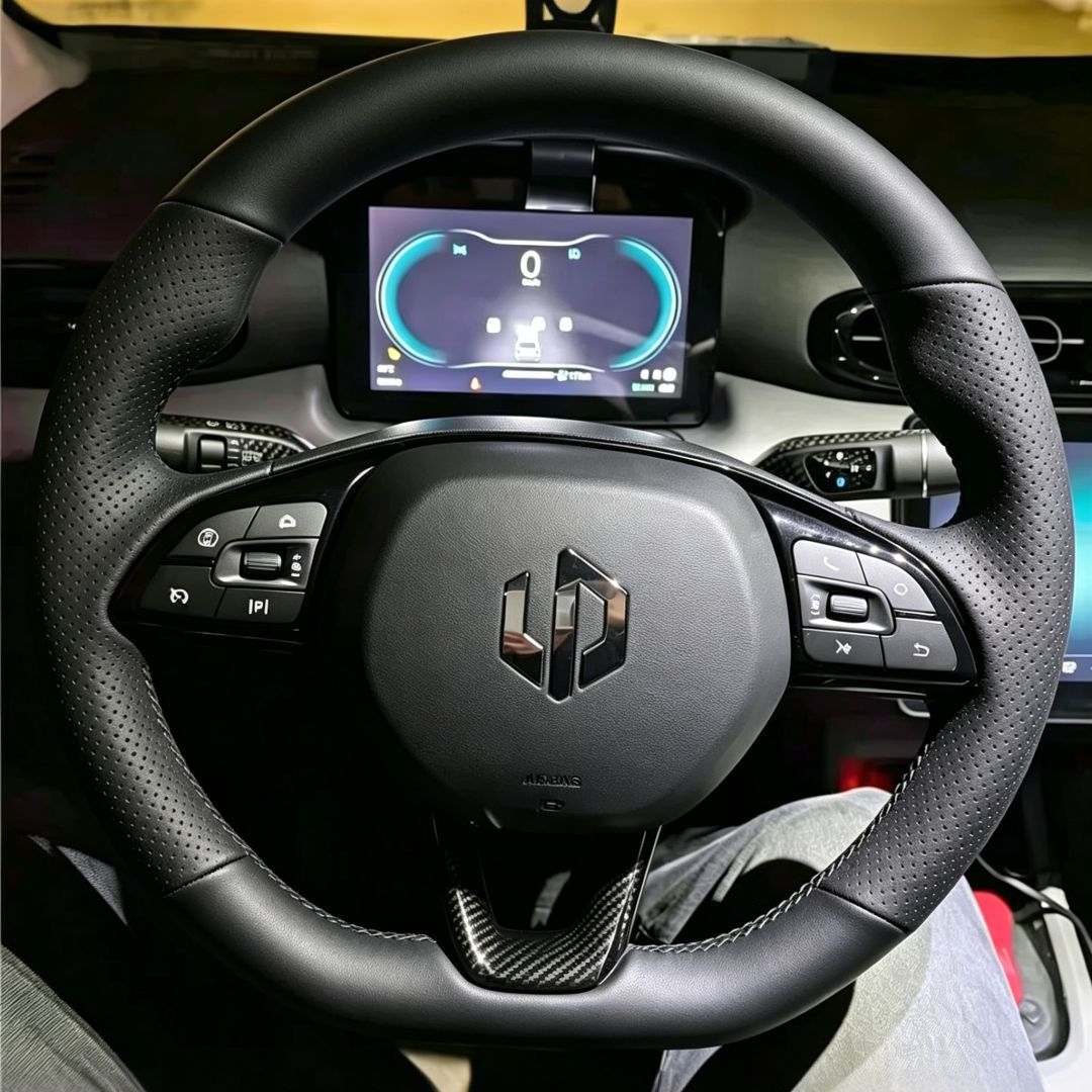 Suitable for Leapmotor series, this hand-stitched steering wheel cover features a matte carbon fiber texture and is made of microfiber leather, providing scratch and abrasion resistance for your car's