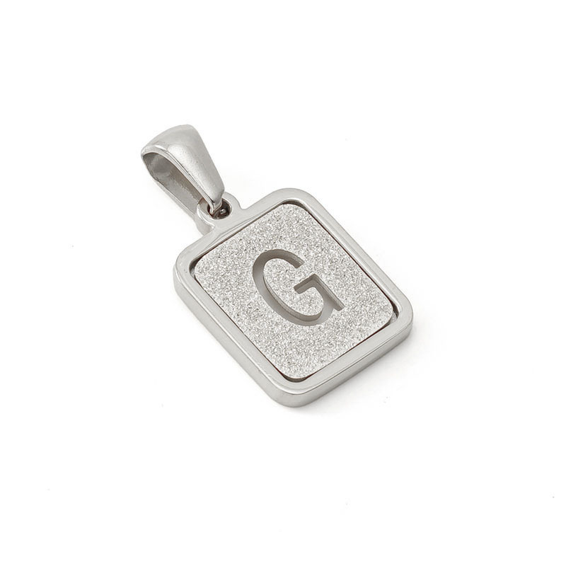 Nueva moda de acero inoxidable letra inglesa colgante de fábrica al por mayor carta prensada en arena titanio acero 18K Commuter todo partido