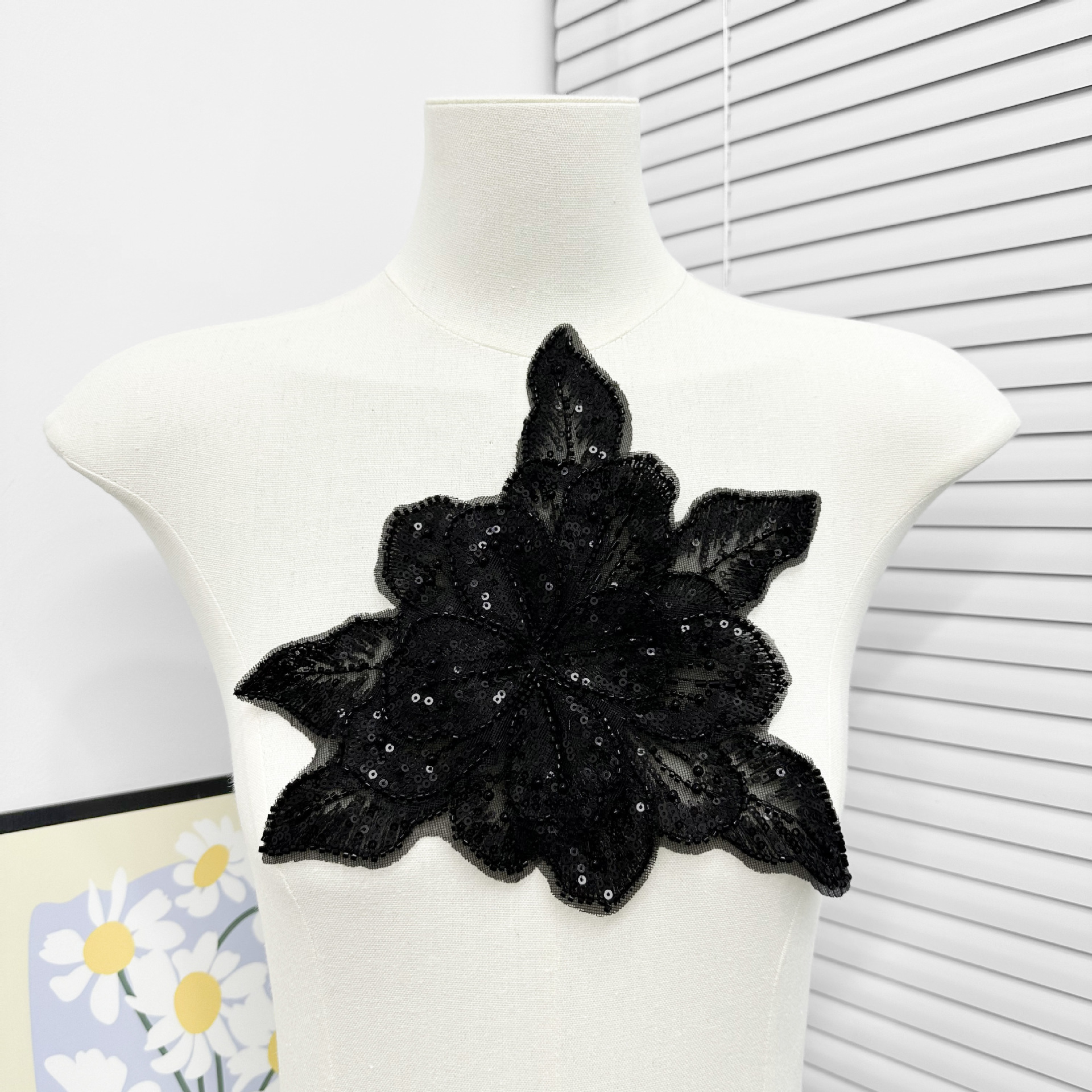 Europa y los Estados Unidos multicapa esquinilla gran flor calcomanía alta sensación de cosido a mano collar decoración de la etapa ropa