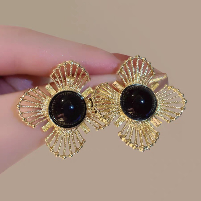 Gold-ear needle style