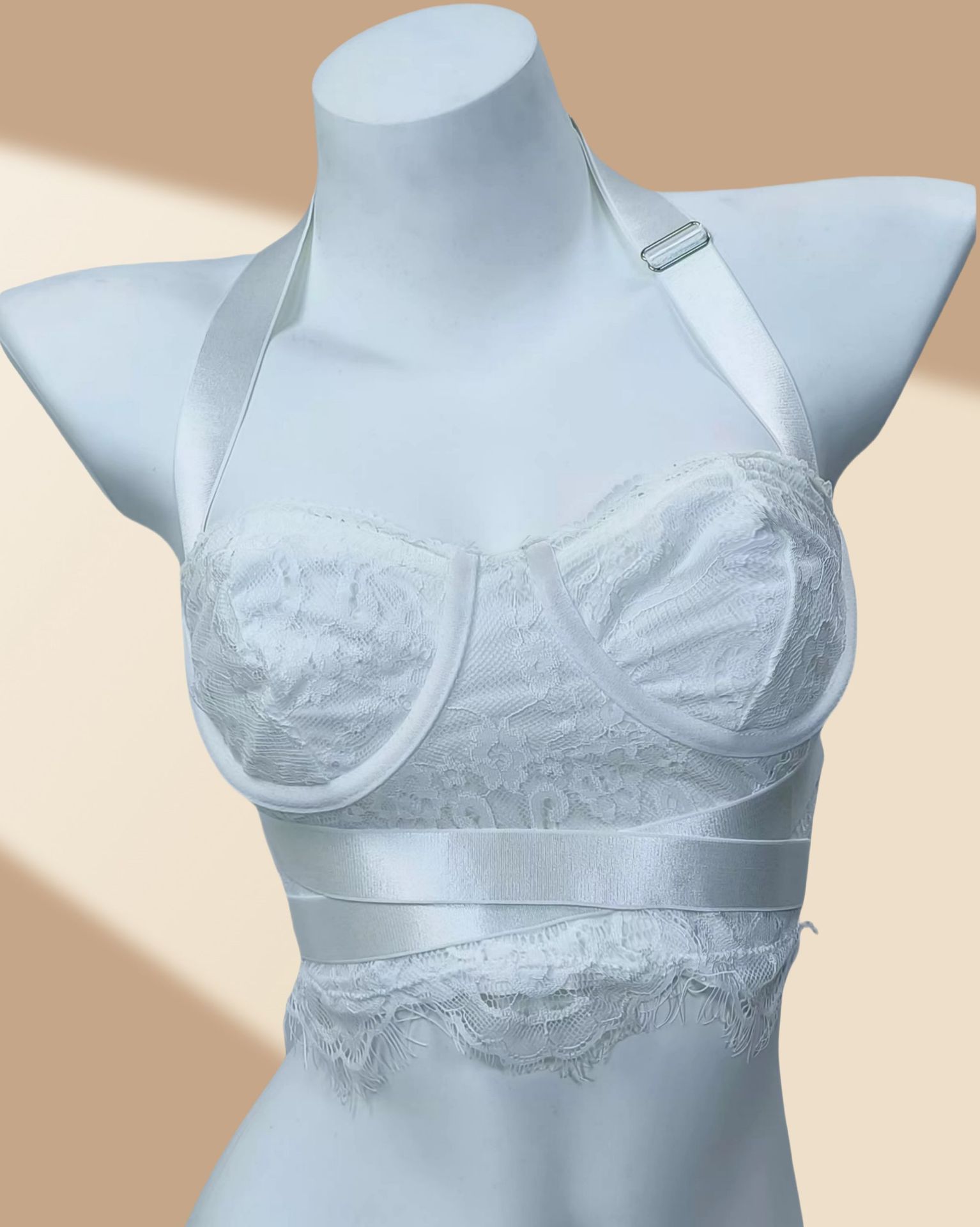 Top corto versátil de Amazon para comercio exterior, sexy, con encaje de pestañas, con aros, sin espalda, ajustado y con cuello halter.
