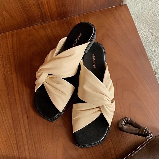 Madre de uva con un gran pliegue de cuero suave cómodo torcido nubes cuadradas de verano para usar zapatillas de playa