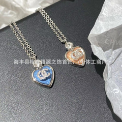 Xiaoxiang 25 新しいハイエンドブルーラブ人気ネックレスフェミニンライト高級ニッチインターネットセレブピーチハートイヤリング工場