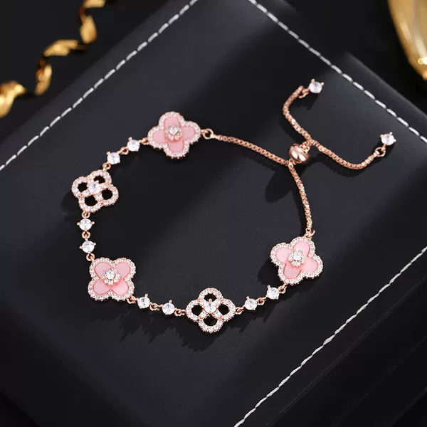 2026 New Model Diamond-Encrusted Imitation Pink Shell Four-Leaf Clover Bracelet for Women, Pull-Out Style, High-End, Light Luxury, Exquisite Bracelet