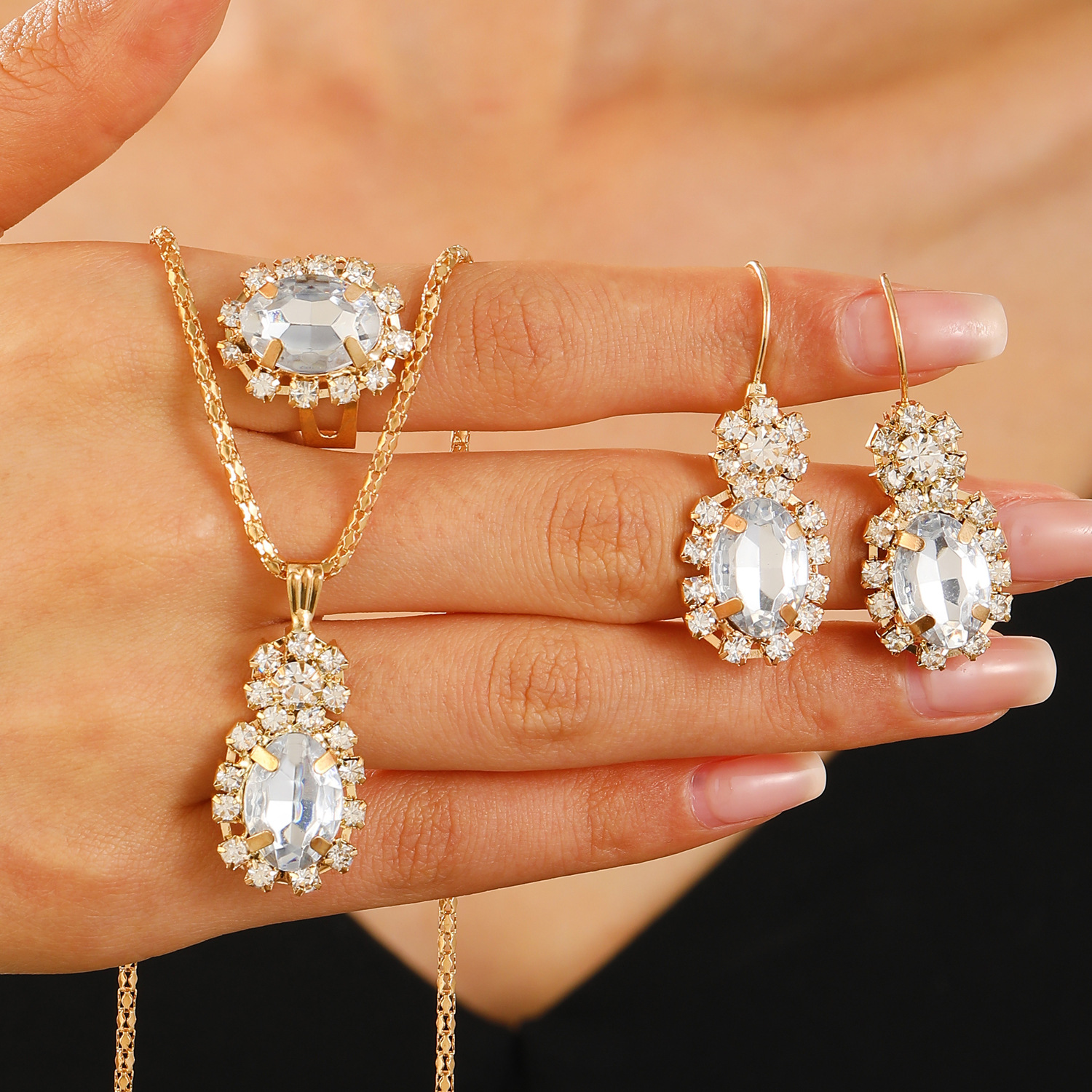 Europeo y americano personalizado amor rhinestone collar pendientes anillo traje brillante joyería nupcial fábrica al por mayor conjunto de tres piezas