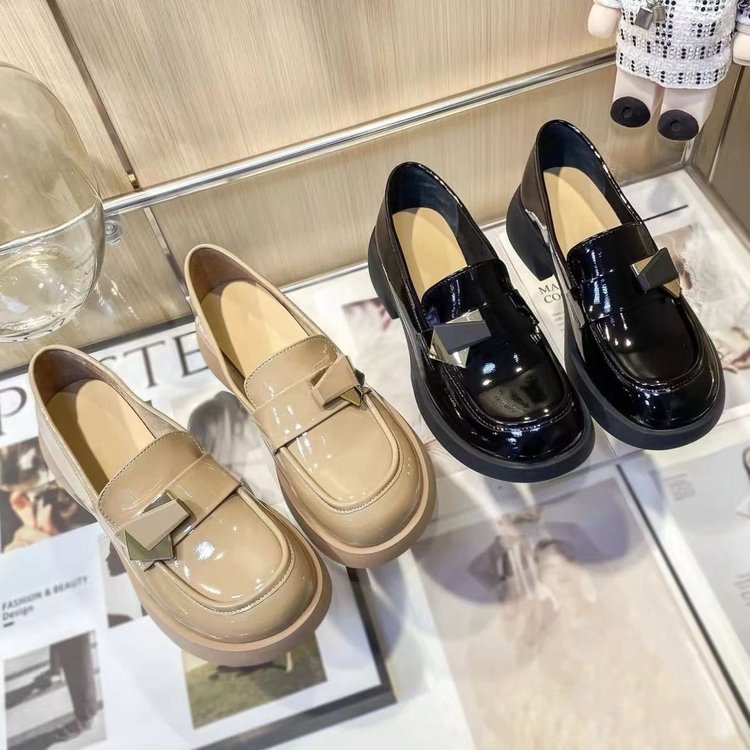 Loafer Frühjahr/Sommer 2024: Neue, dicksohlige Slipper mit hohem Absatz im Uniform-JK-Stil für Damen – ein modisches Highlight für den Frühling._voghion.com