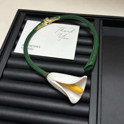 European and American vintage niche enamel oil-drip three-dimensional lily of the valley flower brooch, stylish and unique ring, bracelet, and necklace set (Yaxa sancaqları) - one-collar