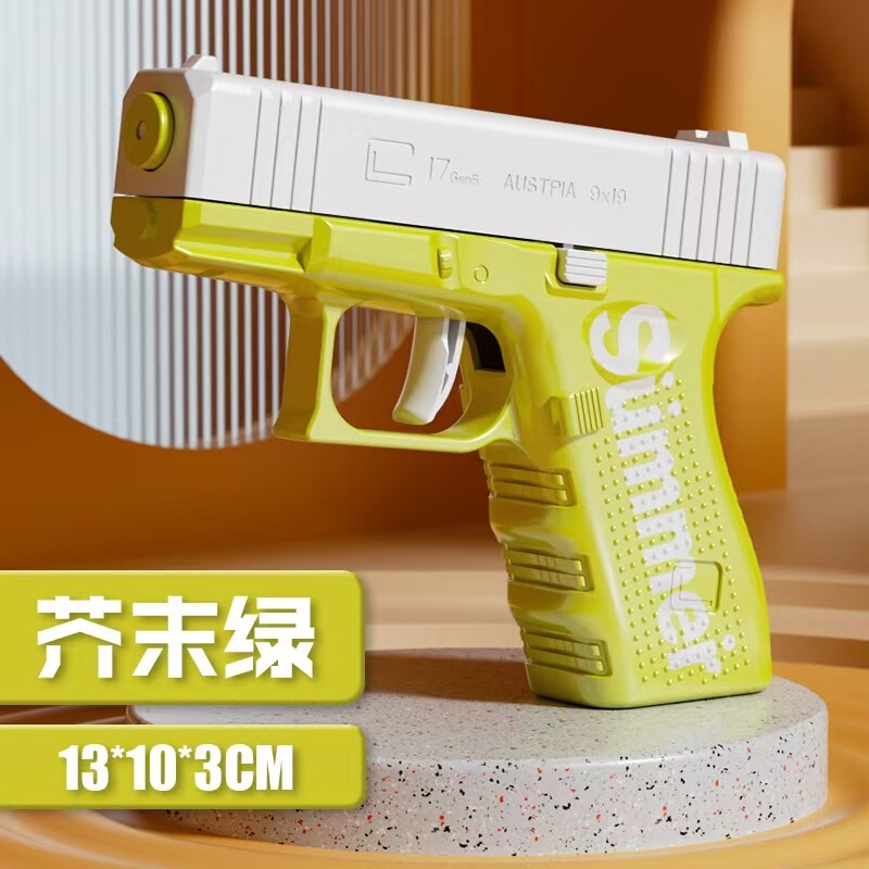 新しいグロックの水鉄砲の子供のおもちゃは水を噴きます。|undefined