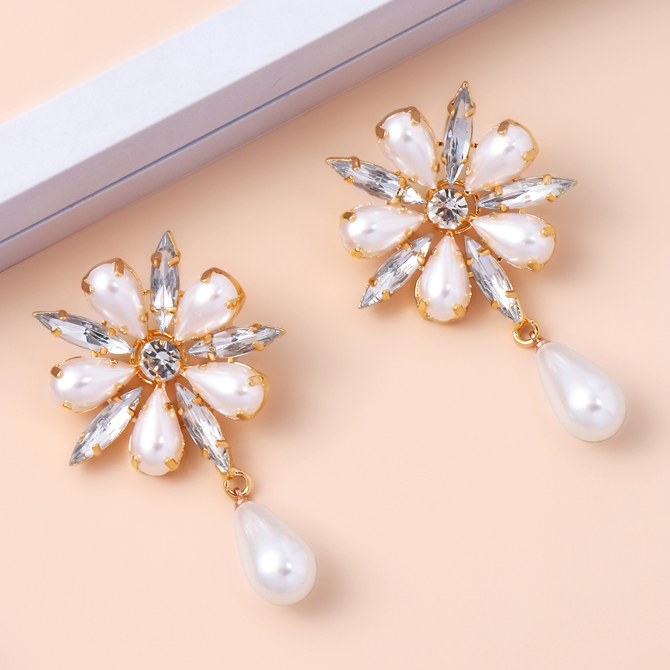 Aretes de flores retrógradas francesas de lujo ligero de alta sensación pendientes de perlas de diamante de banquete vestido accesorios aretes