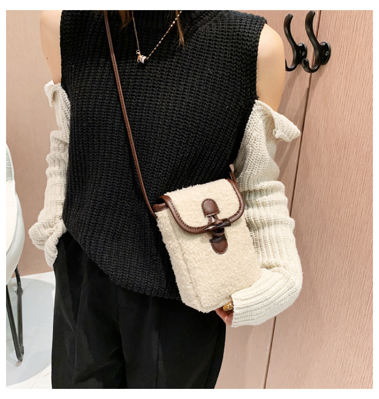 Women's Small Shearling Solid Color Streetwear Square Lock Clasp Shoulder Bag Crossbody Bag display picture 2
