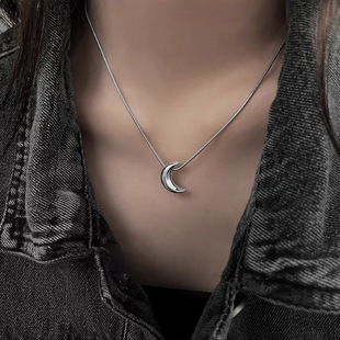 Minimalist Versatile Crescent Necklace for Women Trendy 2025 New Ins Cool Style Sweatshirt Chain Trendy Elegant Collarbone Chain