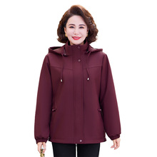 妈妈秋装外套2025新款中老年洋气时尚连帽短款风衣女士上衣