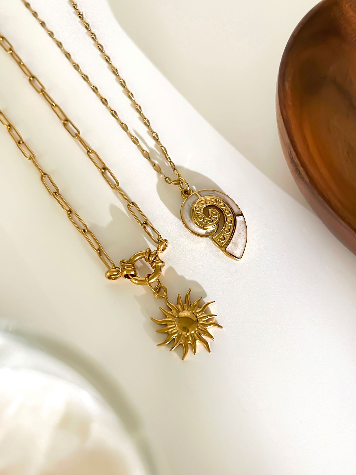 Imitation Pearl, Freshwater Pearl, Enamel Inlay Material Pendant Necklace Classification PVD Coated Real Gold Plated Sun Conch 304 Stainless Steel Retro Simple Style Waterproof Non Tarnish Surgical Steel Plating Lobster Trigger Clasp Closure Pendant Necklace