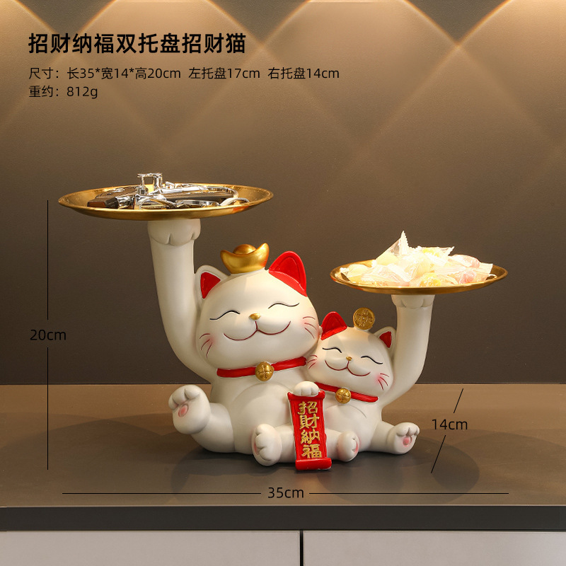 玄関のプレゼント柿の家の猫は家に入ることを手配します。|undefined