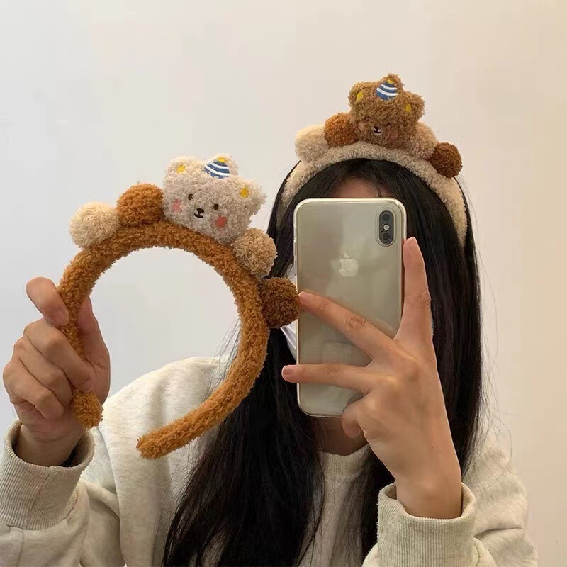 かわいいカラーの子羊の毛の立体のぬいぐるみの熊のカチューシャの漫画の顔を洗ってカチューシャをからかいます。|undefined