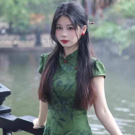 复古显白绿色改良旗袍连衣裙女2025夏季新款不规则中长款包臀裙子
