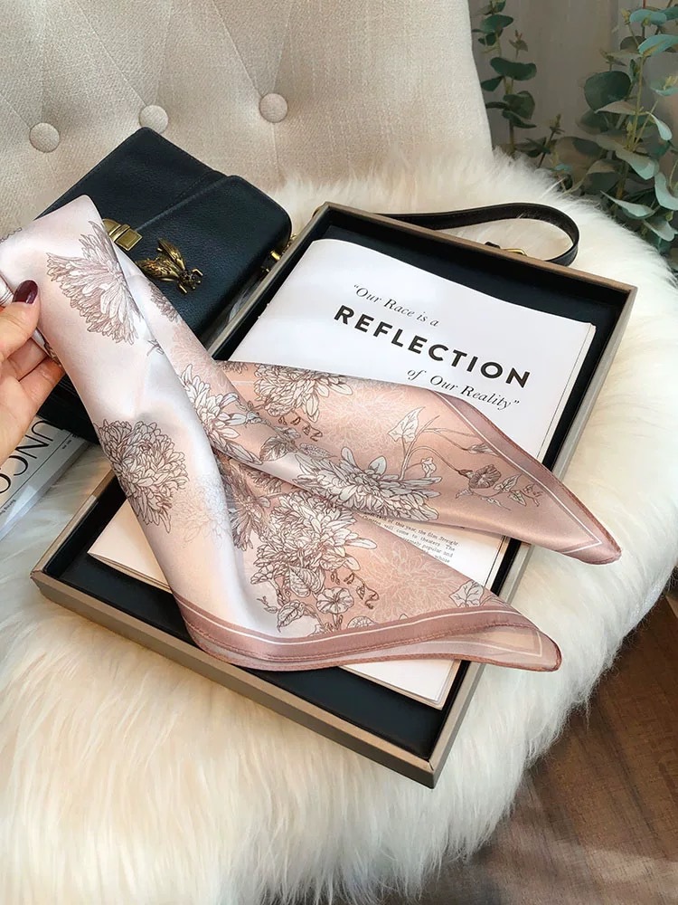 Primavera pequeña bufandas de seda ~ primavera y verano fresca sensación de reducción de la edad de las niñas coreanas pequeñas bufandas de seda de lujo ligero mujeres versátiles