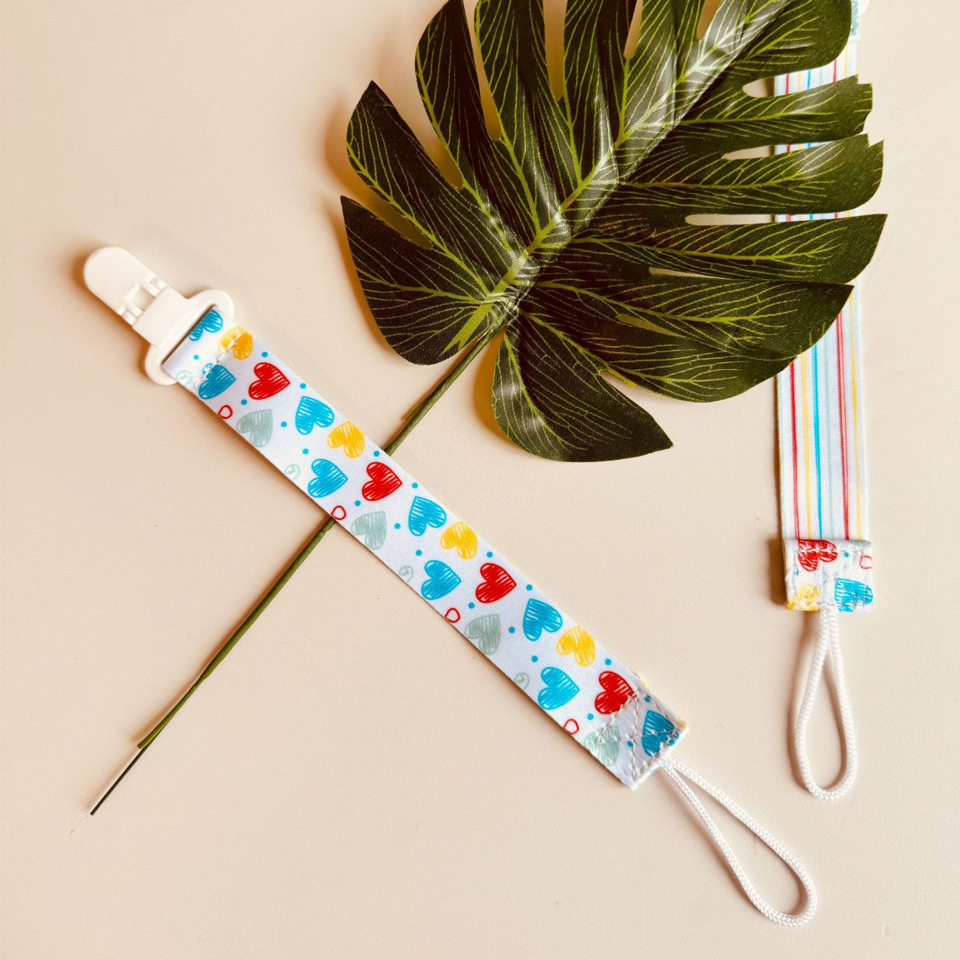 24 corazones blancos de poliéster anti-enredos.