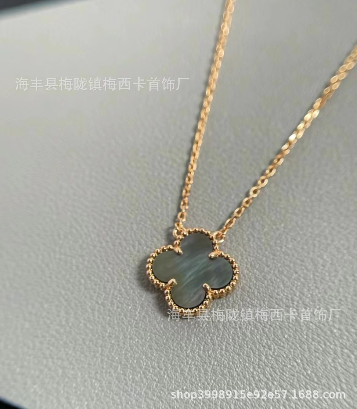 Alta edición V collar de trébol de la suerte de oro sola flor colgante de cadena de clavícula de doble cara gruesa de oro real galvanoplastia ventas directas de la fábrica