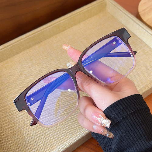 Square Anti-blue light glasses from the  Xiaohongshu livestream, with a slim appearance that can be customized with prescription lenses.