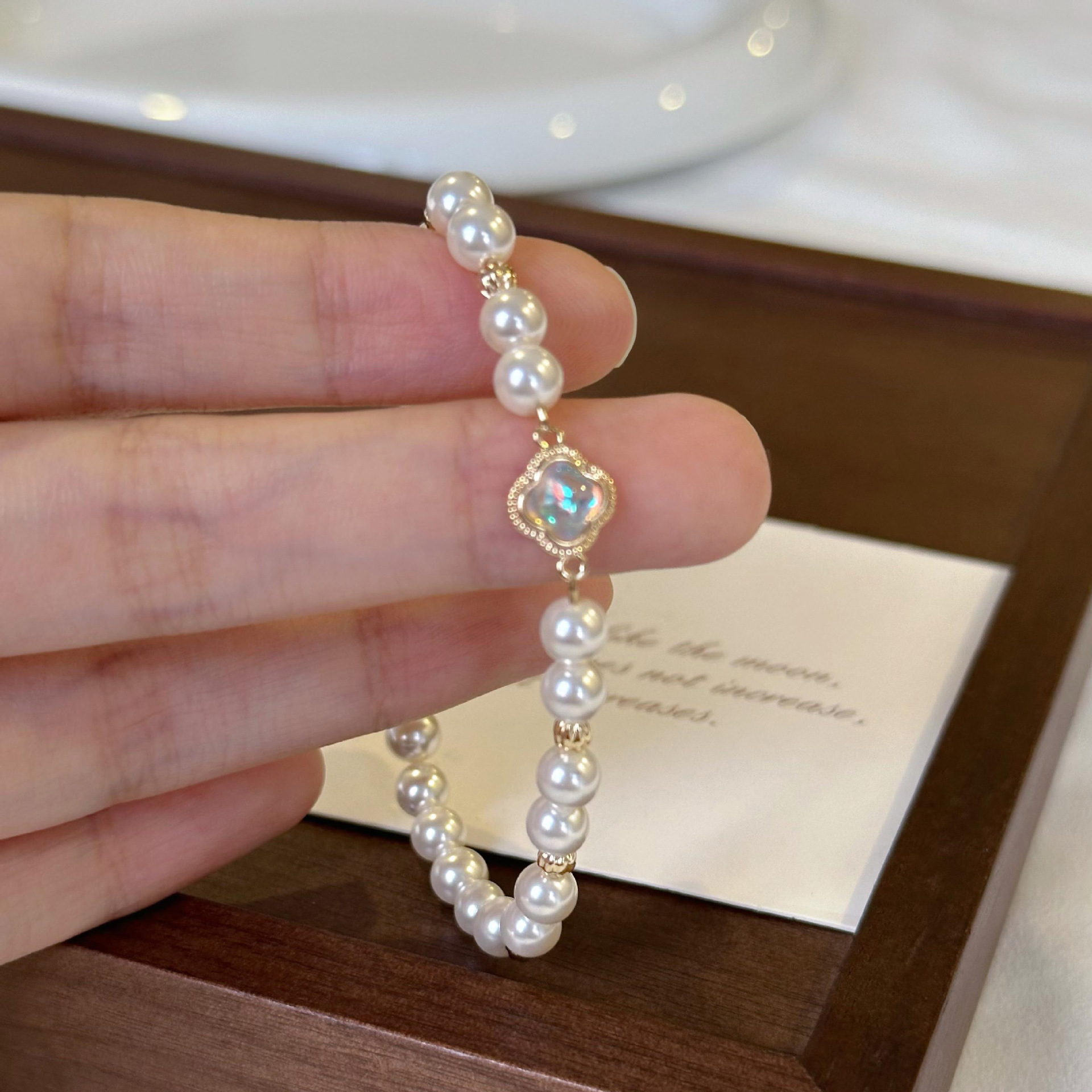 Elegant bracelet pearl