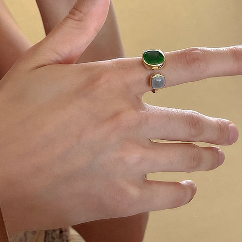 Ring with high-end design, female fashion, individuality, cold, niche, Japanese light luxury, Western Europe and America, Instagram, emerald ring