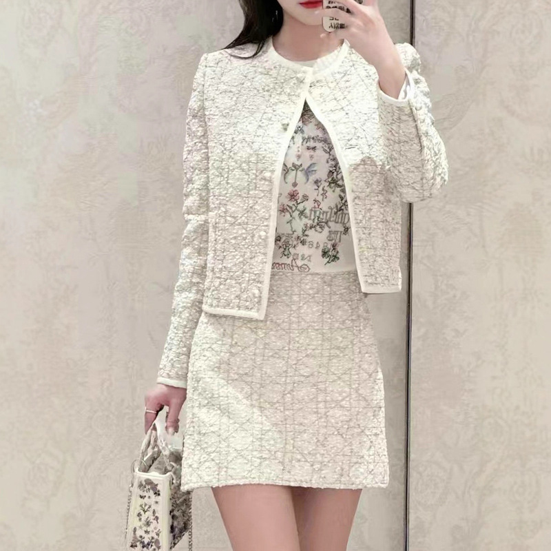 Elegant Early Spring Fashionable Tweed Suit for Women with Pearl Buttons, Gold Thread Plaid Cardigan, and Skirt Two-Piece Set Elegant Early Spring Fashionable Tweed Suit for Women with Pearl Buttons, Gold Thread Plaid Cardigan, and Skirt Two-Piece Set