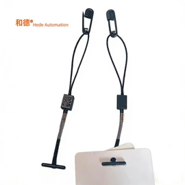 吊粒、吊牌;别针