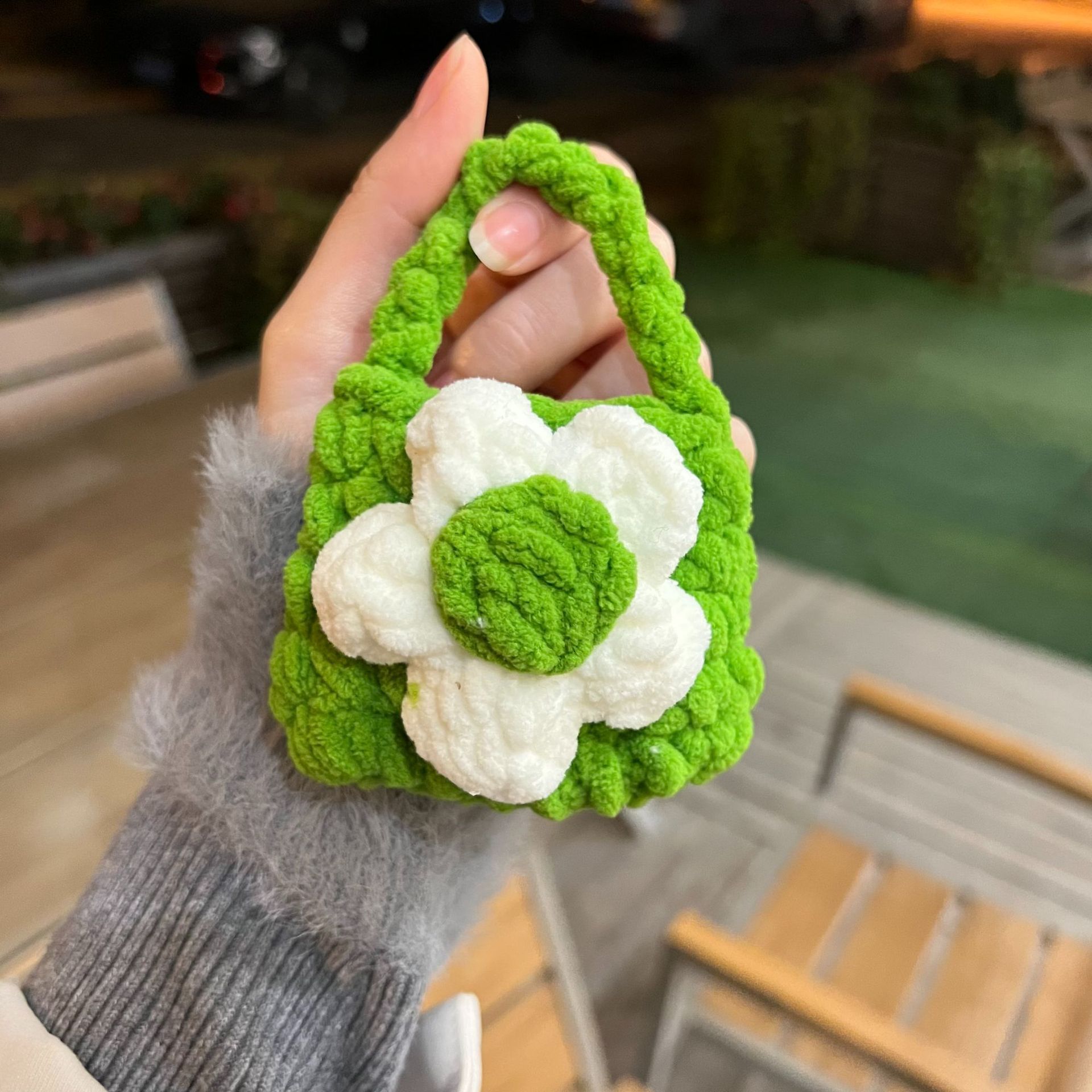 Bolsa verde + flor blanca + botón