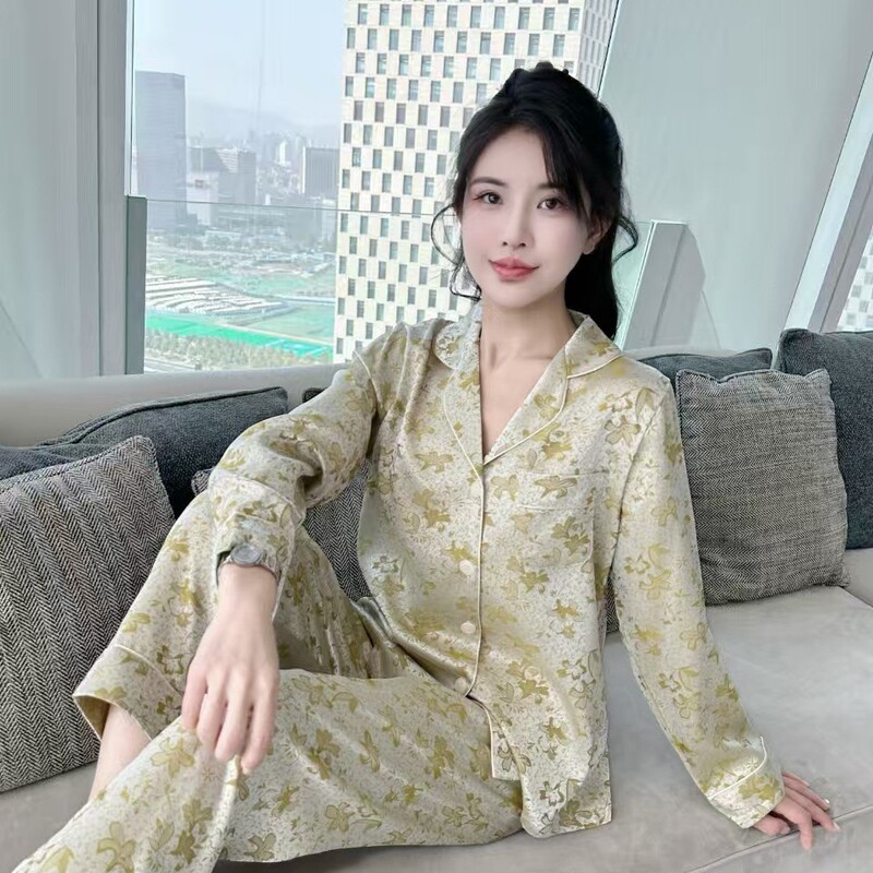 High-End Imitation Silk Pajama Set for Women, Spring and Autumn Long-Sleeved Ice Silk Home Wear That Can Be Worn Outside High-End Imitation Silk Pajama Set for Women, Spring and Autumn Long-Sleeved Ice Silk Home Wear That Can Be Worn Outside