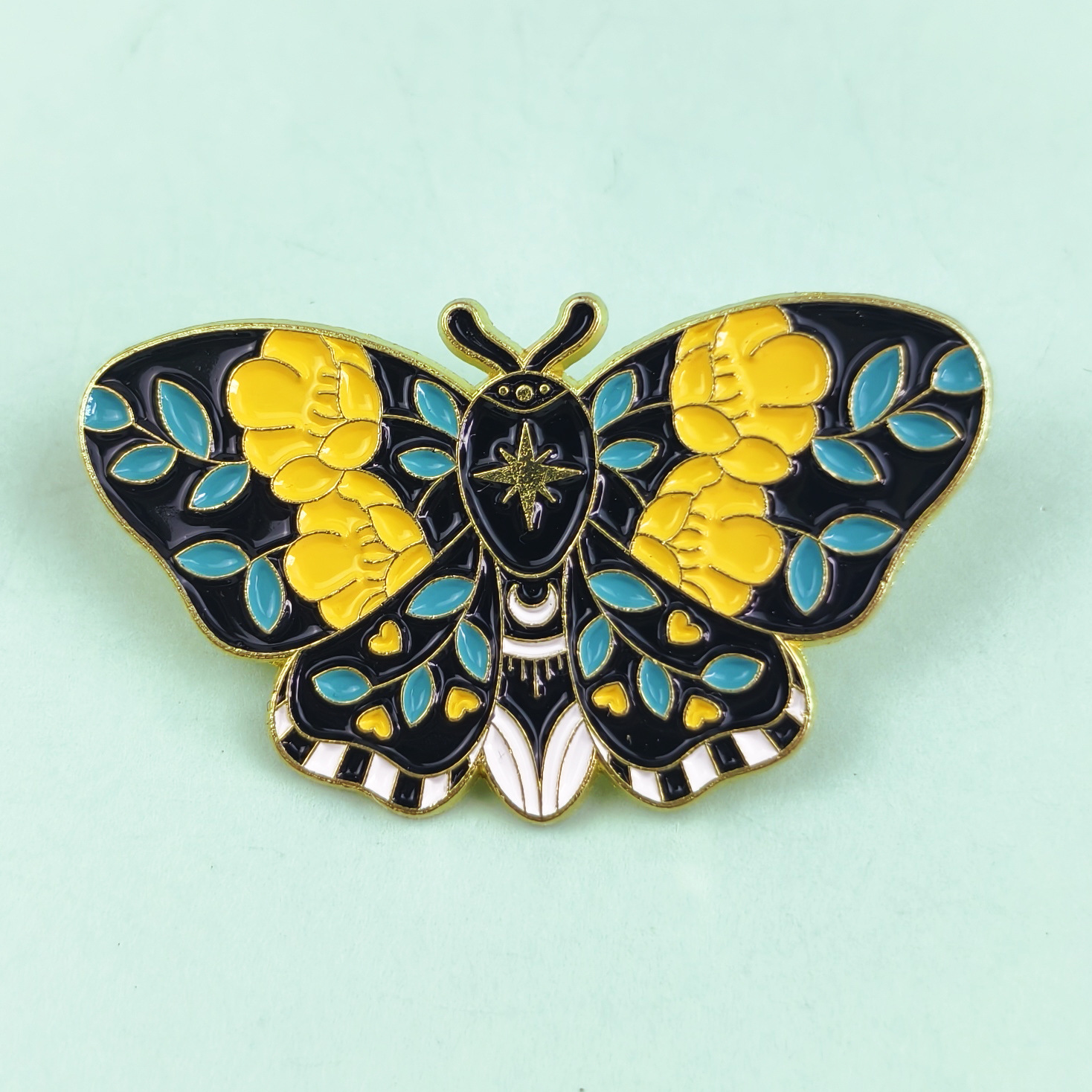 Broche en forma de mariposa de dibujos animados, aceite de gota de aleación, animal, insecto, ropa, top, alfiler, insignia, accesorios, spot al por mayor