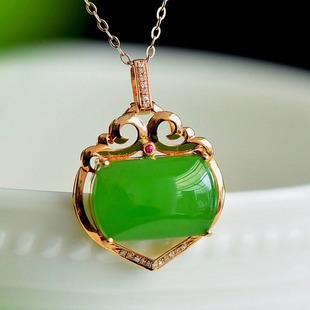 Fubei Diamond Jewelry [18K Gold Inlaid with Hetian Jasper Apple Green Wu Shi Brand Pendant] Overall Size 19*26mm