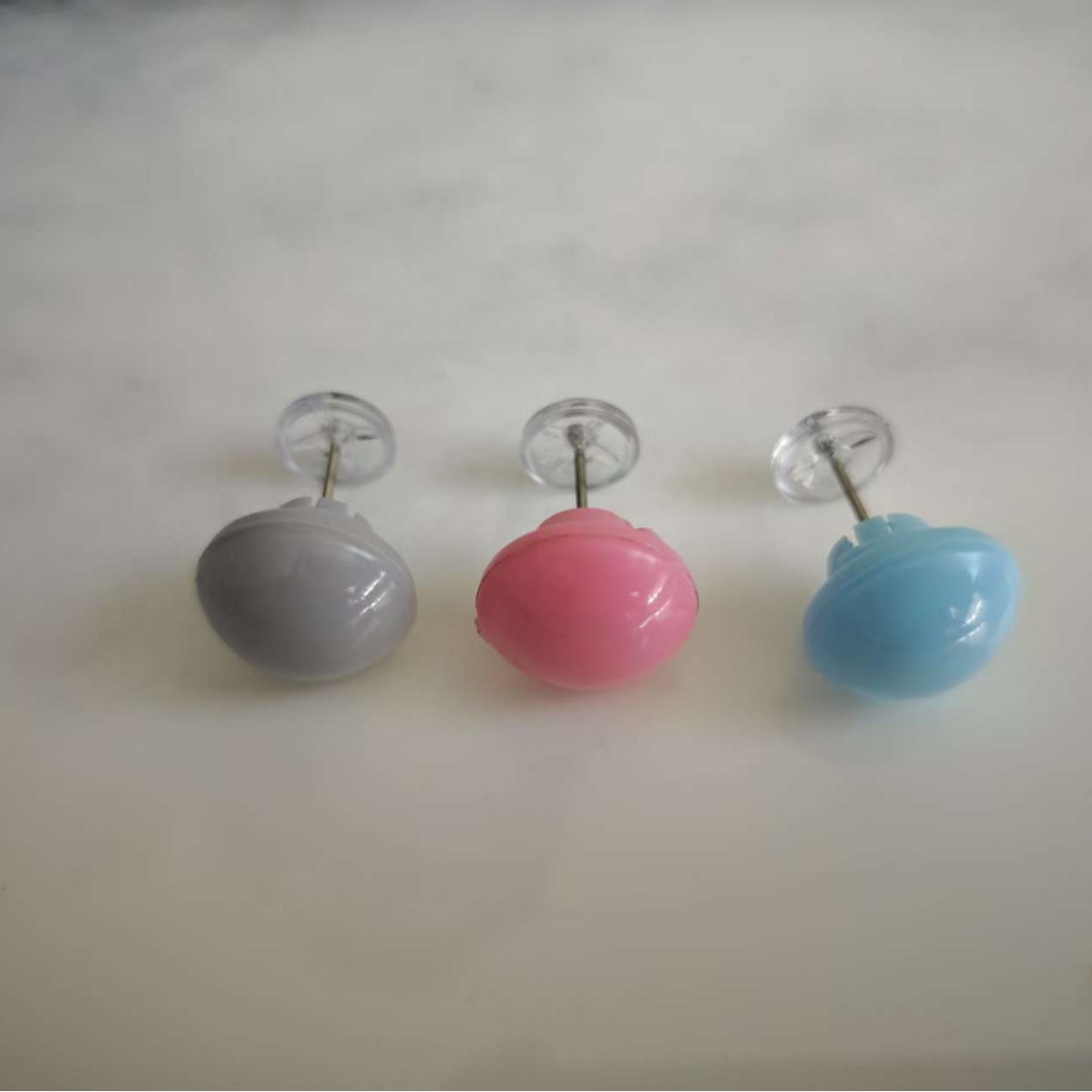 Розовые пластиковые грибы не содержат иголок.