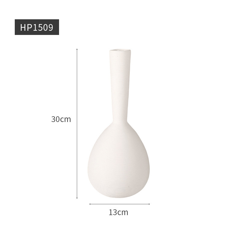 陶磁器の白い花瓶の置物は現代的でシンプルです。|undefined