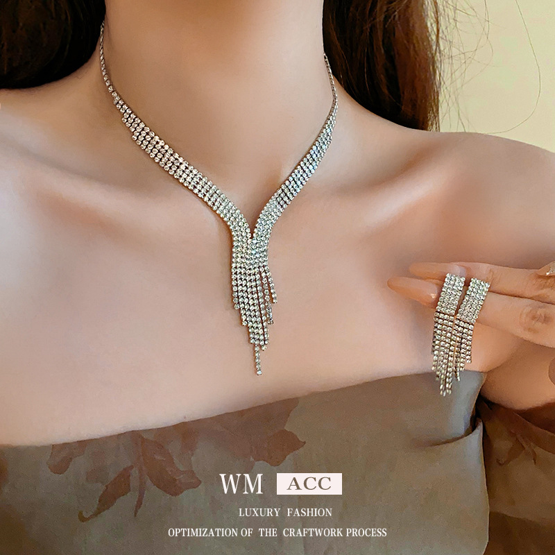 Borla de gota de agua incrustada en diamantes de dos piezas europea y americana exagerada luz lujo elegante cadena de clavícula collar de alto grado fabricante de joyas femeninas