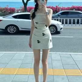 画解WAHJU 极光之舞 早春复古刺绣印花气质掐腰显瘦吊带连衣裙女