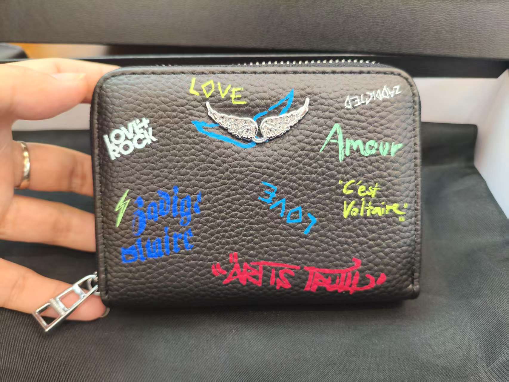 Letras de color negro 13cm.