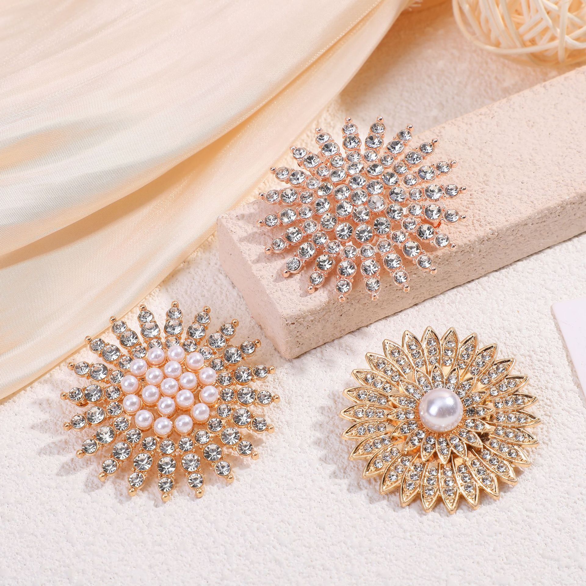 Spilla a fiore con perla e diamanti per giacca da donna_voghion.com