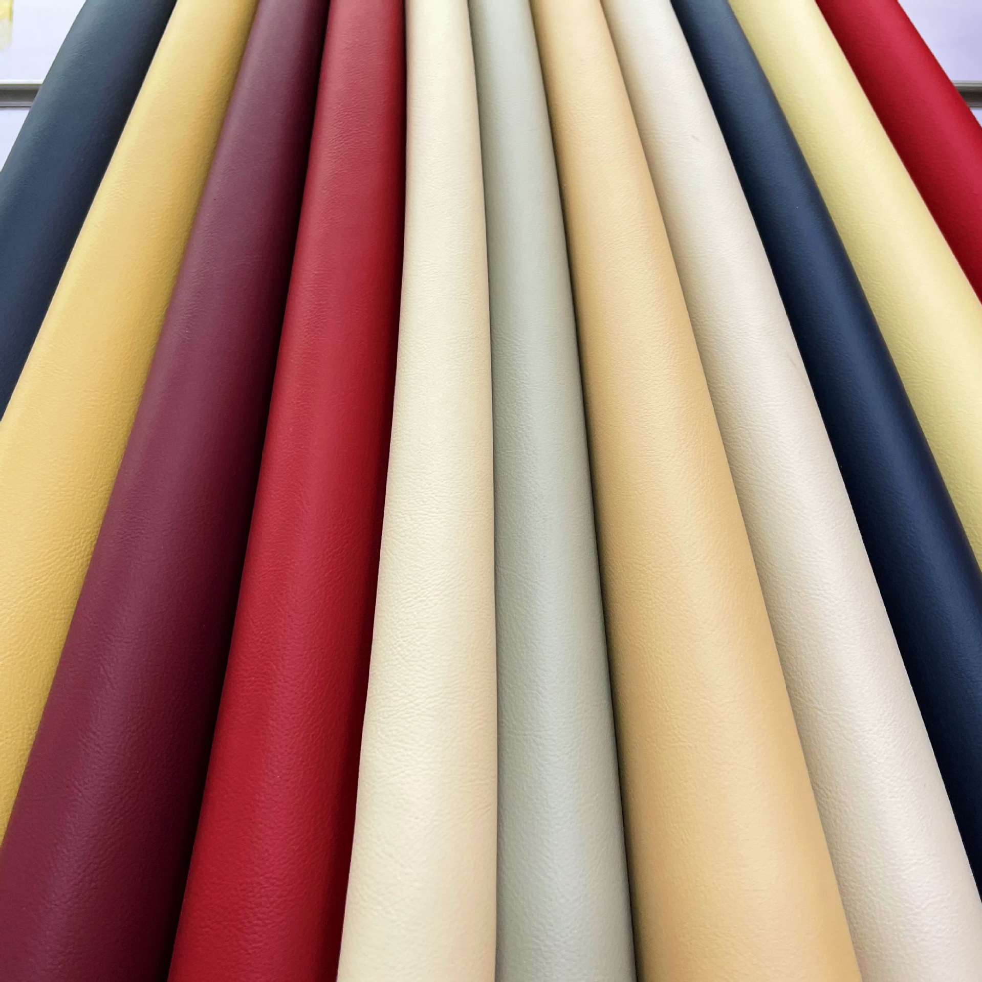 韵圣达真超纤现货供应羊纹0.8 厚度橙色 同底同色超纤革 适用家居