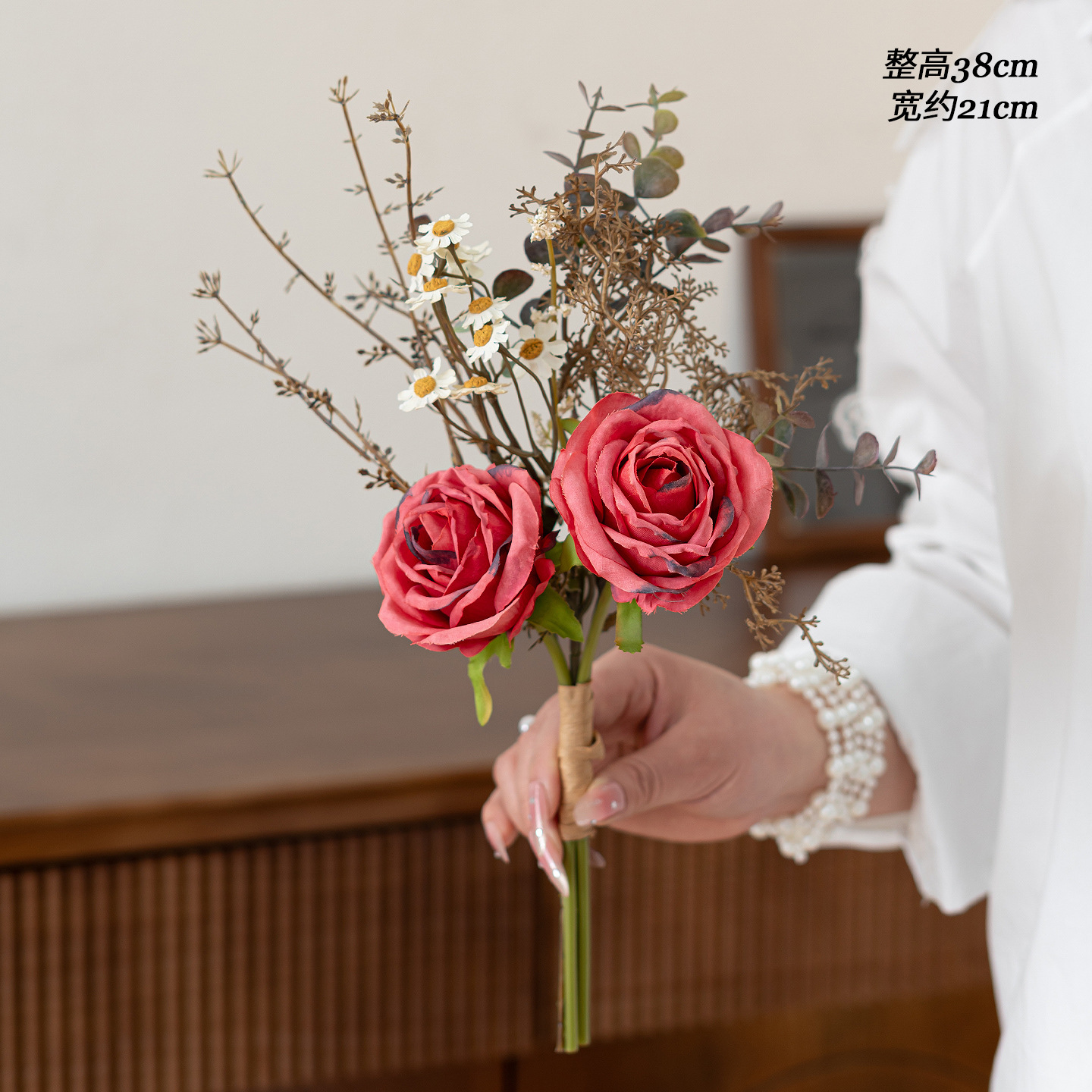 红色干烧玫瑰雏菊雾凇花束