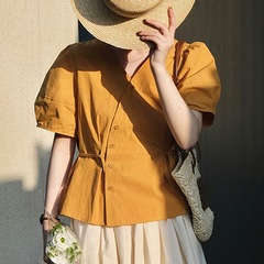 黄色のドーパミンの半袖のシャツの女性の夏の2025新型の不規則なデザイン感の小さい大衆の短いタイプのフランスの上着