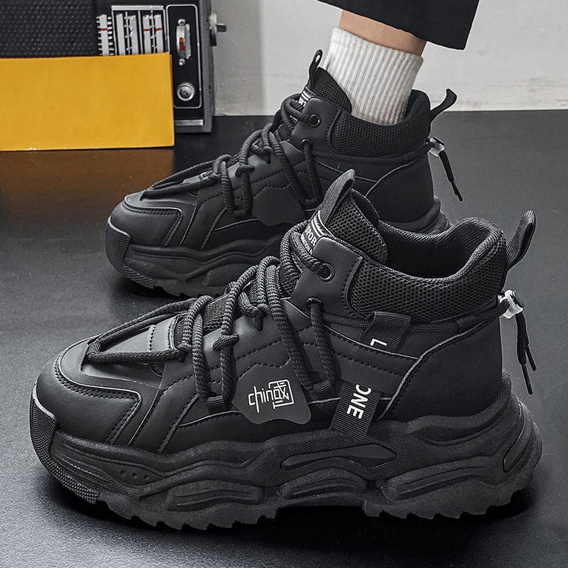 Zapatos de hombre de éxito en línea 2025 nuevos zapatos deportivos juveniles de otoño para correr casuales aumentados con suela gruesa zapatos de moda