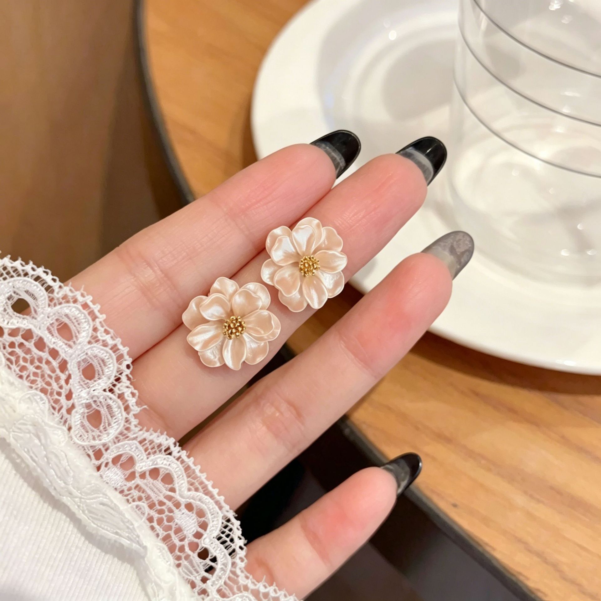 168#浅杏色山茶花蚊香盘耳夹